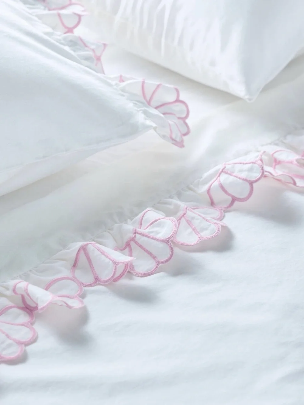 New Queen Anthropologie ferra cotton embroidered sheet set pink white scalloped